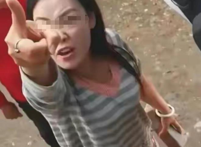 男子超车与前车碰撞，男子率众人暴打前车司机，其老婆孩子都动手