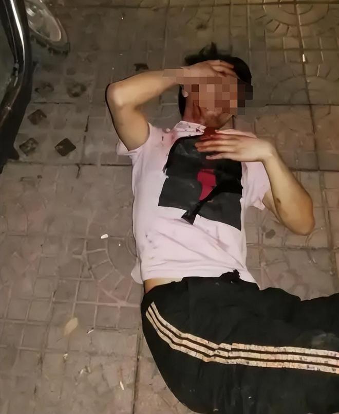 男子超车与前车碰撞，男子率众人暴打前车司机，其老婆孩子都动手