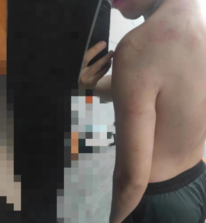 男子超车与前车碰撞，男子率众人暴打前车司机，其老婆孩子都动手