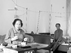 老婆婆在养老院遭护工粗暴捆绑，导致身体多处骨折，监控触目惊心