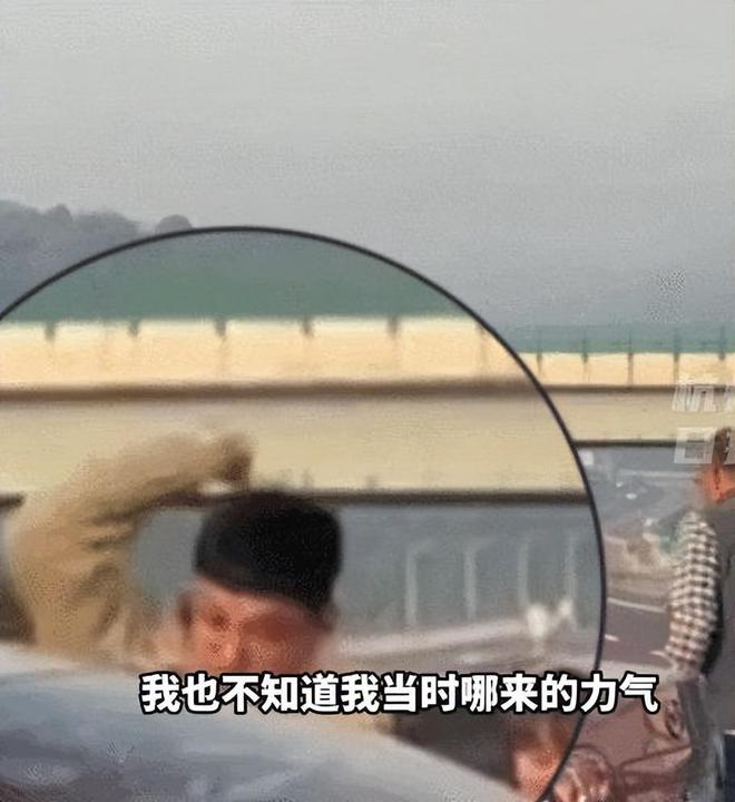 车辆突然起火，门却打不开，女司机被困车内，救人者讲述惊恐时刻