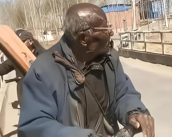 肤色纯黑的“钓帝”级钓鱼大爷上热搜，锃光瓦亮的皮肤，令人叹服