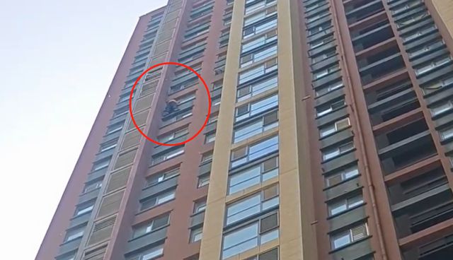 180多斤男孩贪玩翻出24楼窗外，消防员紧急营救