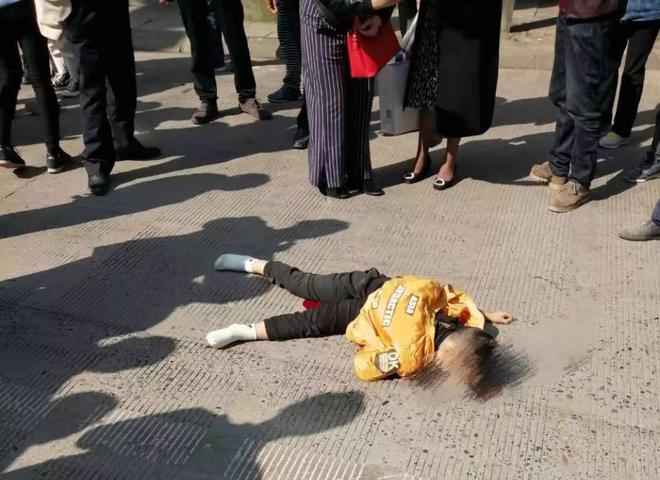 男子撞死三口案今开庭，知情人讲述了三口被撞后的惨状，很骇人