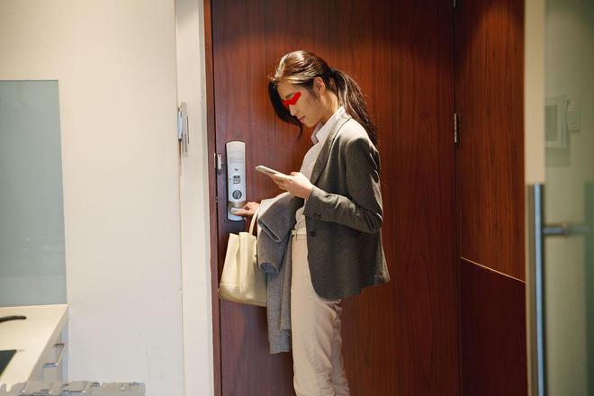 100元开锁服务费，女子只给20元，为了少给钱，邀请师傅一起洗澡
