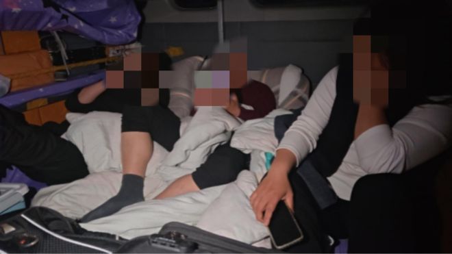 面包车爆改“上下铺”装了10个人？司机被刑拘