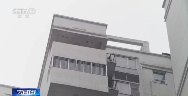 离谱！男子怕被老婆发现，将酒瓶从18楼扔下，小区邻居遭殃了