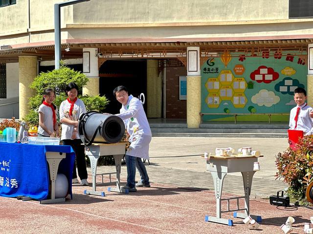郑州市二七区佛岗小学科幻魔法秀引燃逐梦热情