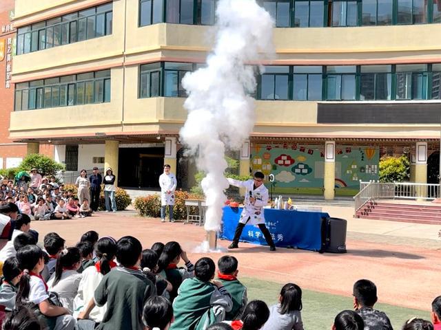 郑州市二七区佛岗小学科幻魔法秀引燃逐梦热情