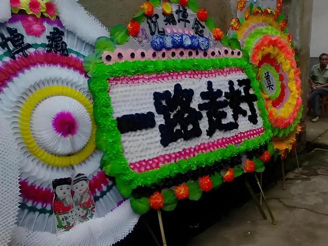 妻子死亡，痴情男子为爱自杀，男子今日出殡，其岳母发声了