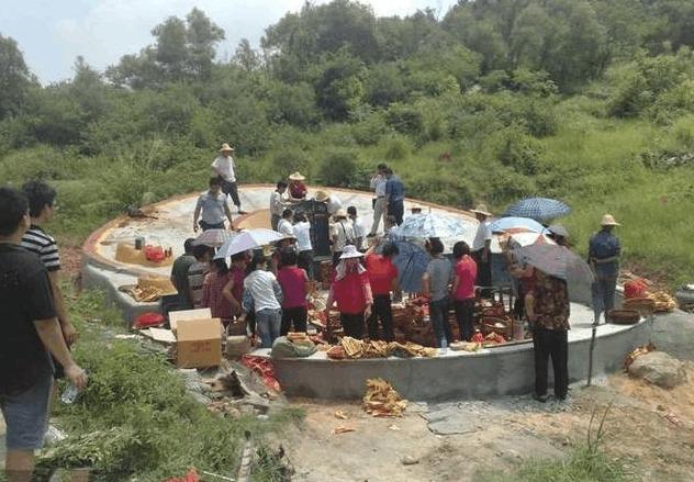 出门就见别家坟，户主给墓主人交涉20年也不迁坟，原因令人意外