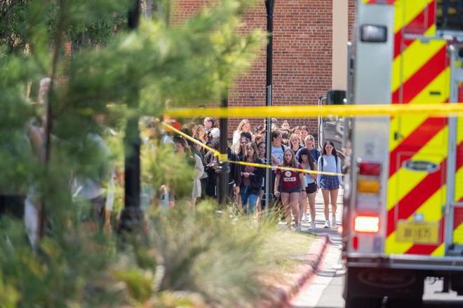 美佛罗里达州立大学枪击案已致2死，警方：男生用副警长母亲所购枪支行凶