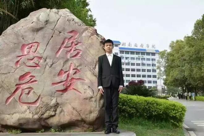 从五年制大专到考研上岸中南大学！看湖南“00后”男生“自我救赎”