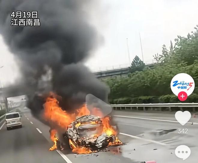 货车追尾轿车致起火，司机被困，路过司机哭喊：我们救不出来啊！