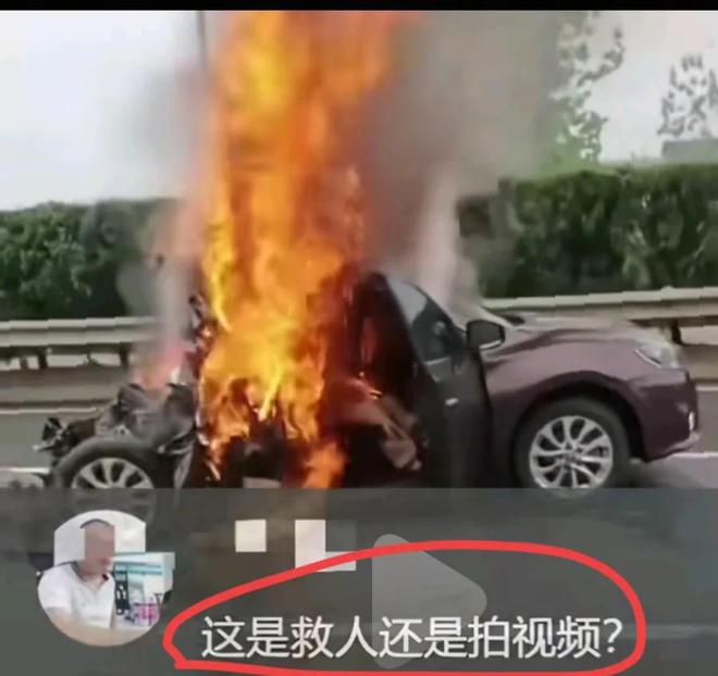 货车追尾轿车致起火，司机被困，路过司机哭喊：我们救不出来啊！