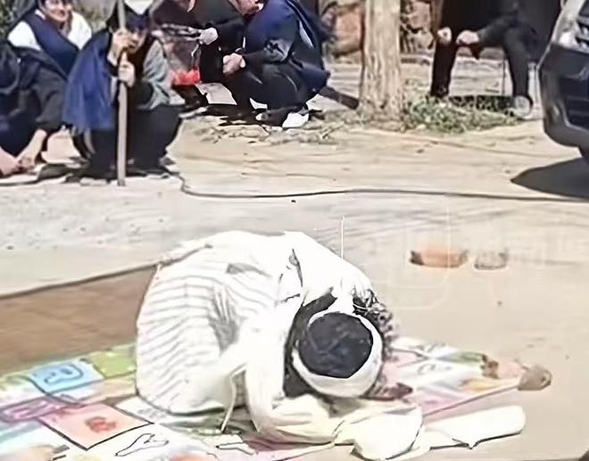 女戏曲艺人转行哭灵，半个月连哭16场，膝盖跪烂也要哭的原因曝出
