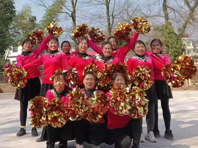 武冈邓元泰镇垃圾场变跳舞场获村民点赞