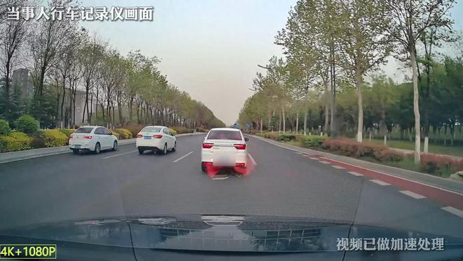 男子礼让救护车，惹怒后车，后车司机超车后多次别车，该司机栽了