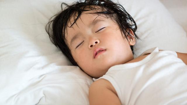 孩子睡觉时头发打湿是什么原因 这些要点家长要注意了