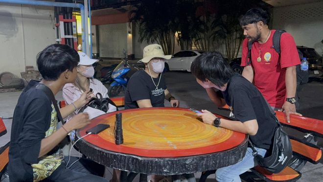 中国男子在泰国路边玩手机，遭人木棍打头，悬赏1000泰铢找人