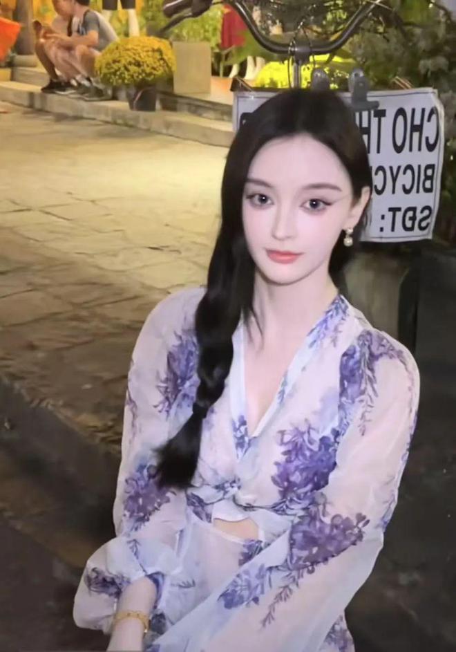 聋哑女生因长相完美遭质疑，其上初二时的素颜照曝出，坐实已整容