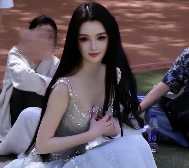 聋哑女生因长相完美遭质疑，其上初二时的素颜照曝出，坐实已整容
