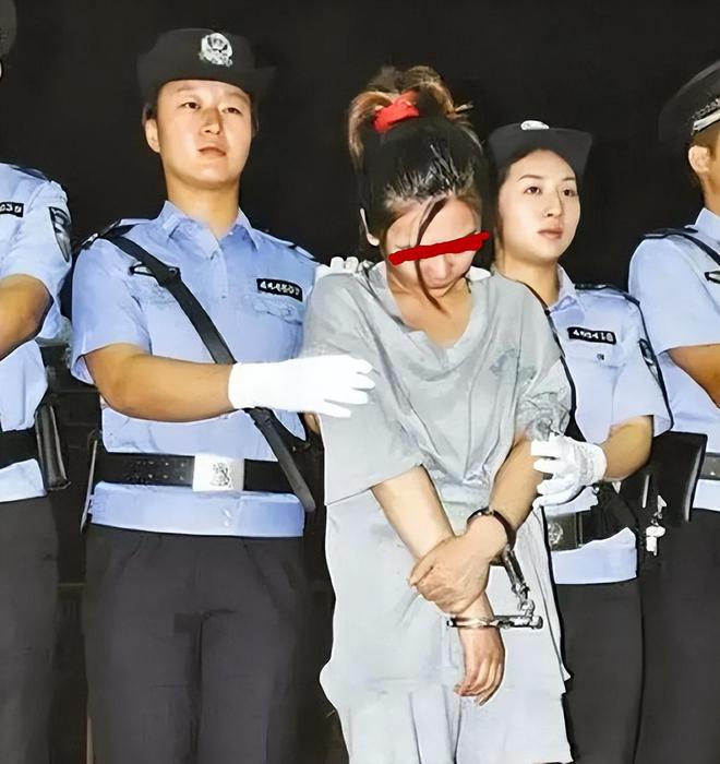 女子遭家暴，驾车逃避中致丈夫死亡，女子被控故意杀人，网友炸锅