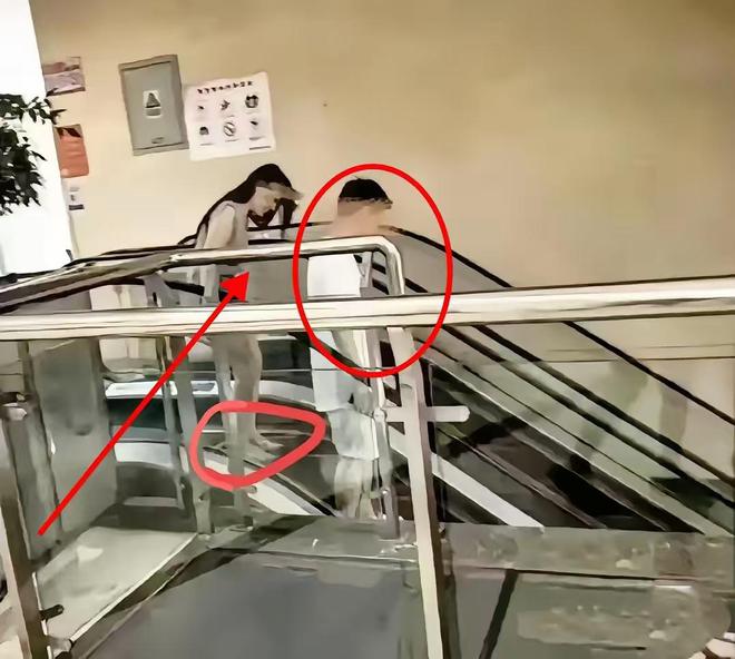 一男一女占着母婴室做不雅之事，男女逃走的画面曝出，女孩子很瘦