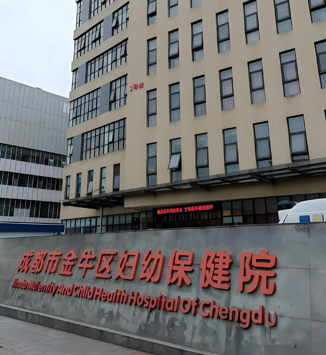 一男一女占着母婴室做不雅之事，男女逃走的画面曝出，女孩子很瘦