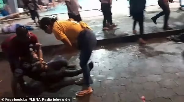 英国商人在厄瓜多尔枪杀旅游公司合伙人，随后被拖出警察局烧死