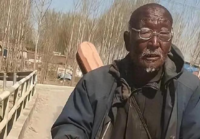 肤色纯黑的“钓帝”级钓鱼大爷上热搜，锃光瓦亮的皮肤，令人叹服