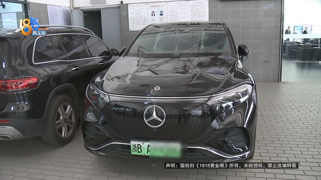90多万的进口奔驰，老板开着开着引擎盖翻了：不是一点点快