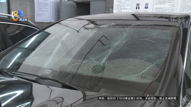 90多万的进口奔驰，老板开着开着引擎盖翻了：不是一点点快