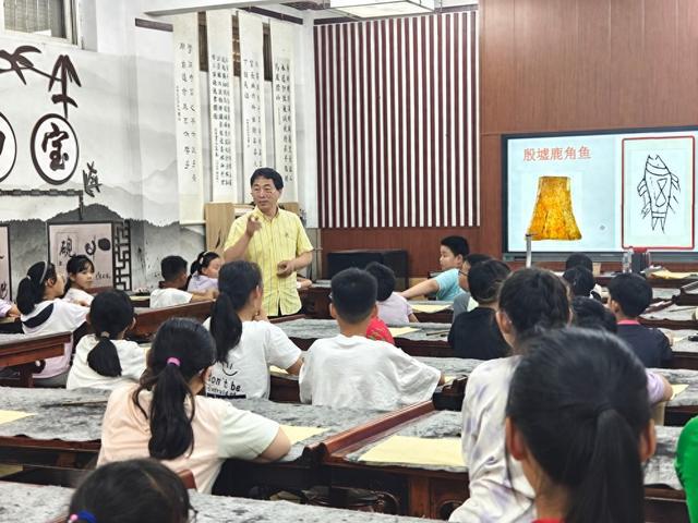郑州市金水区文化路第三小学甲骨文进校园用毛笔书写汉字起源