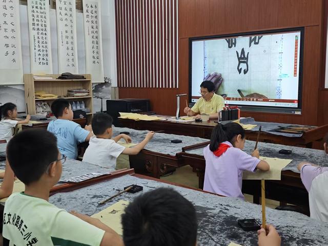 郑州市金水区文化路第三小学甲骨文进校园用毛笔书写汉字起源