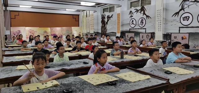 郑州市金水区文化路第三小学甲骨文进校园用毛笔书写汉字起源