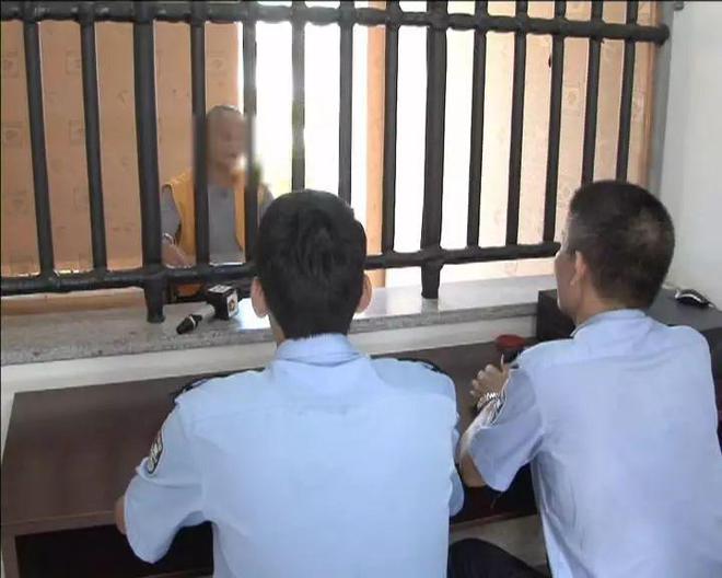 68岁老汉两次强奸14岁女孩被判三年半，强奸过程曝出，网友炸锅