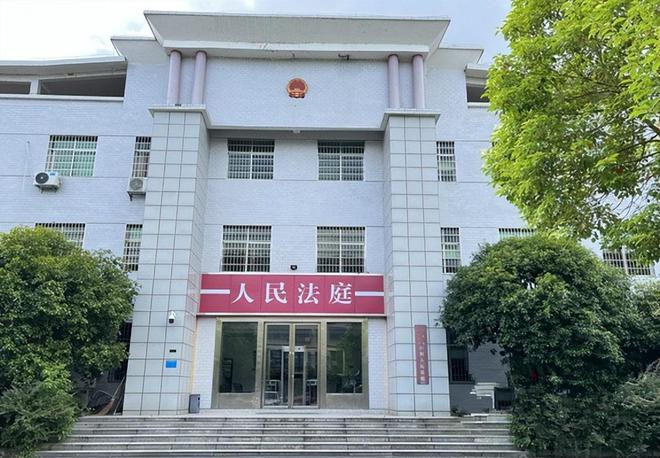 68岁老汉两次强奸14岁女孩被判三年半，强奸过程曝出，网友炸锅