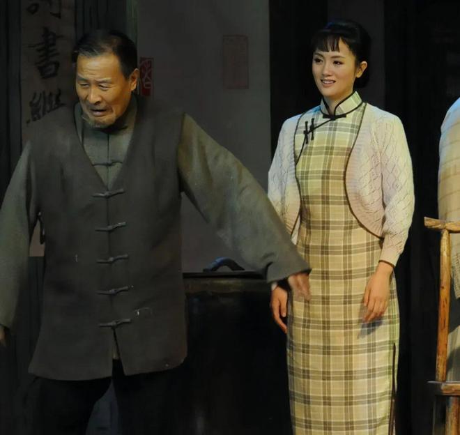 国家话剧院深夜再发长文，黄磊、陶虹、佟大为、陈数等70余人集体追忆朱媛媛