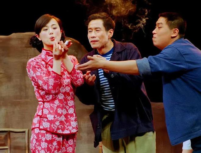 国家话剧院深夜再发长文，黄磊、陶虹、佟大为、陈数等70余人集体追忆朱媛媛