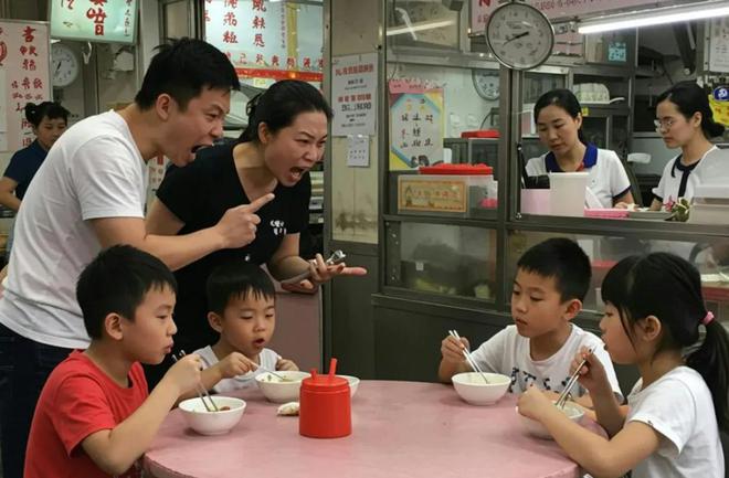 内地游客游香港被批“乞衣袭港”，商家抱怨：游客为省钱不顾规则