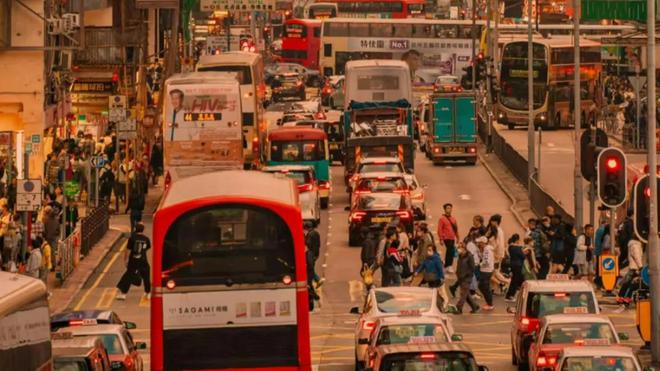 内地游客游香港被批“乞衣袭港”，商家抱怨：游客为省钱不顾规则