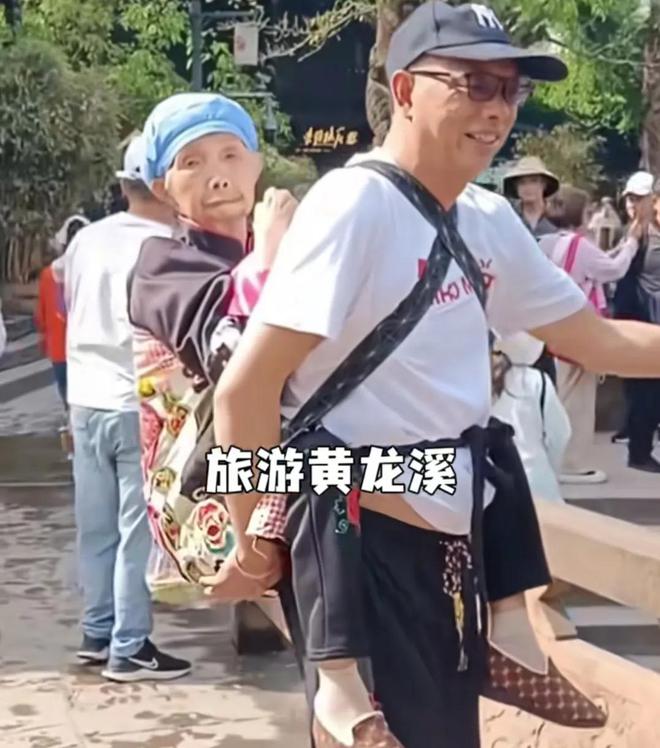 男子背九旬妈妈旅游，被人民日报点赞，男子的身份曝出，感动网友
