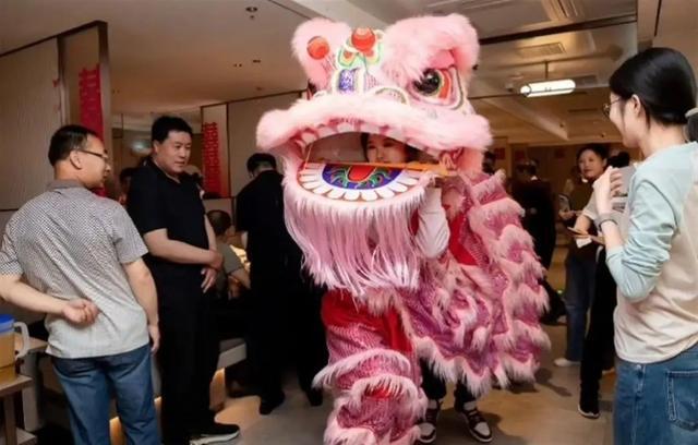 新人在海底捞办140人婚宴，花费2.25万元，新娘：建议闺蜜到烤肉店办婚礼