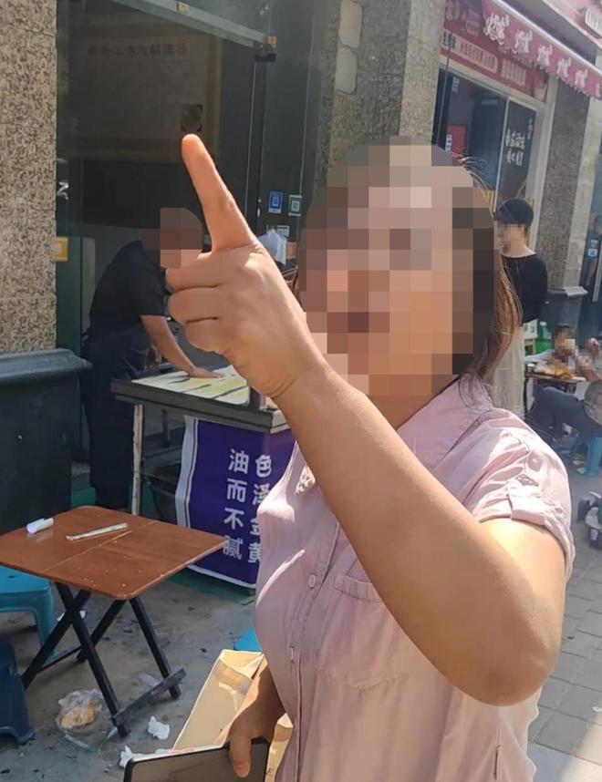 女子将买走的饼拿回店里调换，店家欲重新出售，男食客质问遭怒骂
