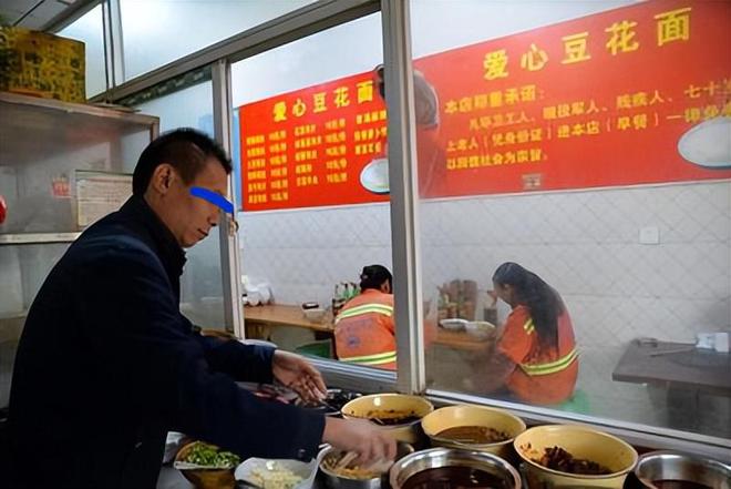 女子将买走的饼拿回店里调换，店家欲重新出售，男食客质问遭怒骂