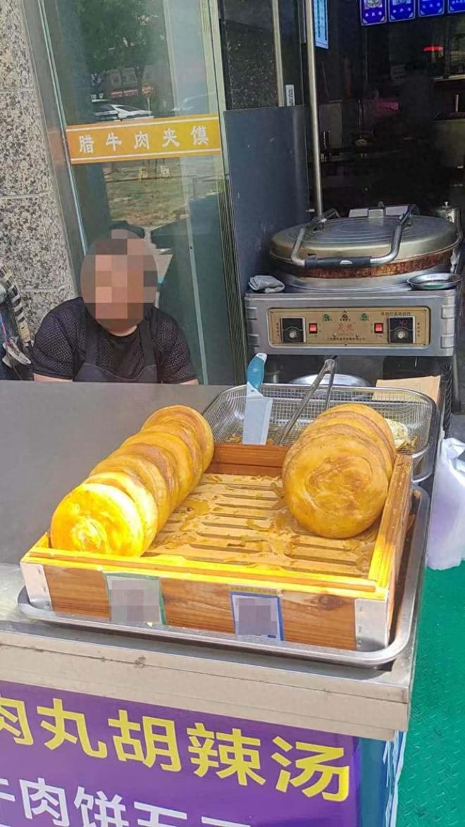 女子将买走的饼拿回店里调换，店家欲重新出售，男食客质问遭怒骂
