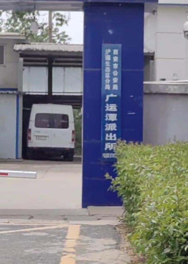 女子将买走的饼拿回店里调换，店家欲重新出售，男食客质问遭怒骂