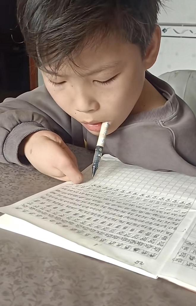 坚强得令人心疼！邵阳男孩8岁时触电截肢，如今用嘴咬笔写字，父亲：他只在截肢后哭过