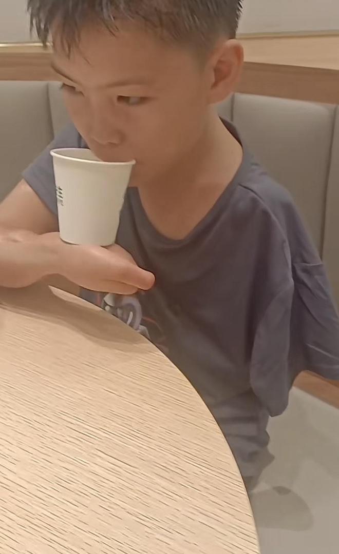 坚强得令人心疼！邵阳男孩8岁时触电截肢，如今用嘴咬笔写字，父亲：他只在截肢后哭过